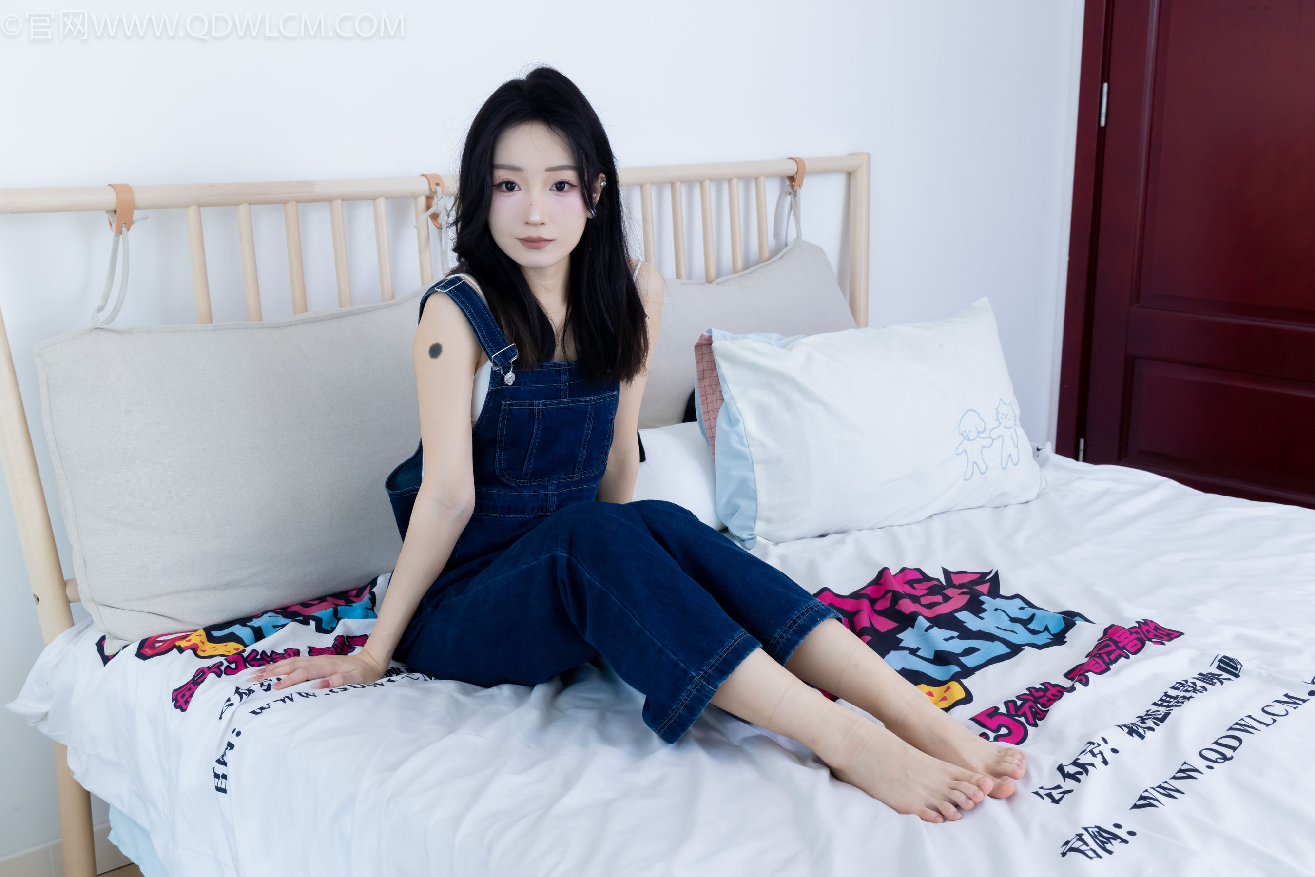 正妹嘟嘟牛仔背带裤居家女友视角写真