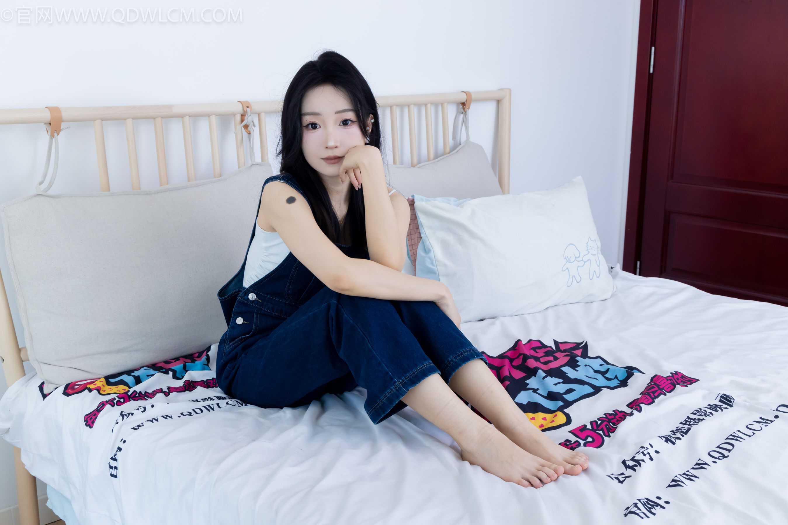 正妹嘟嘟牛仔背带裤居家女友视角写真