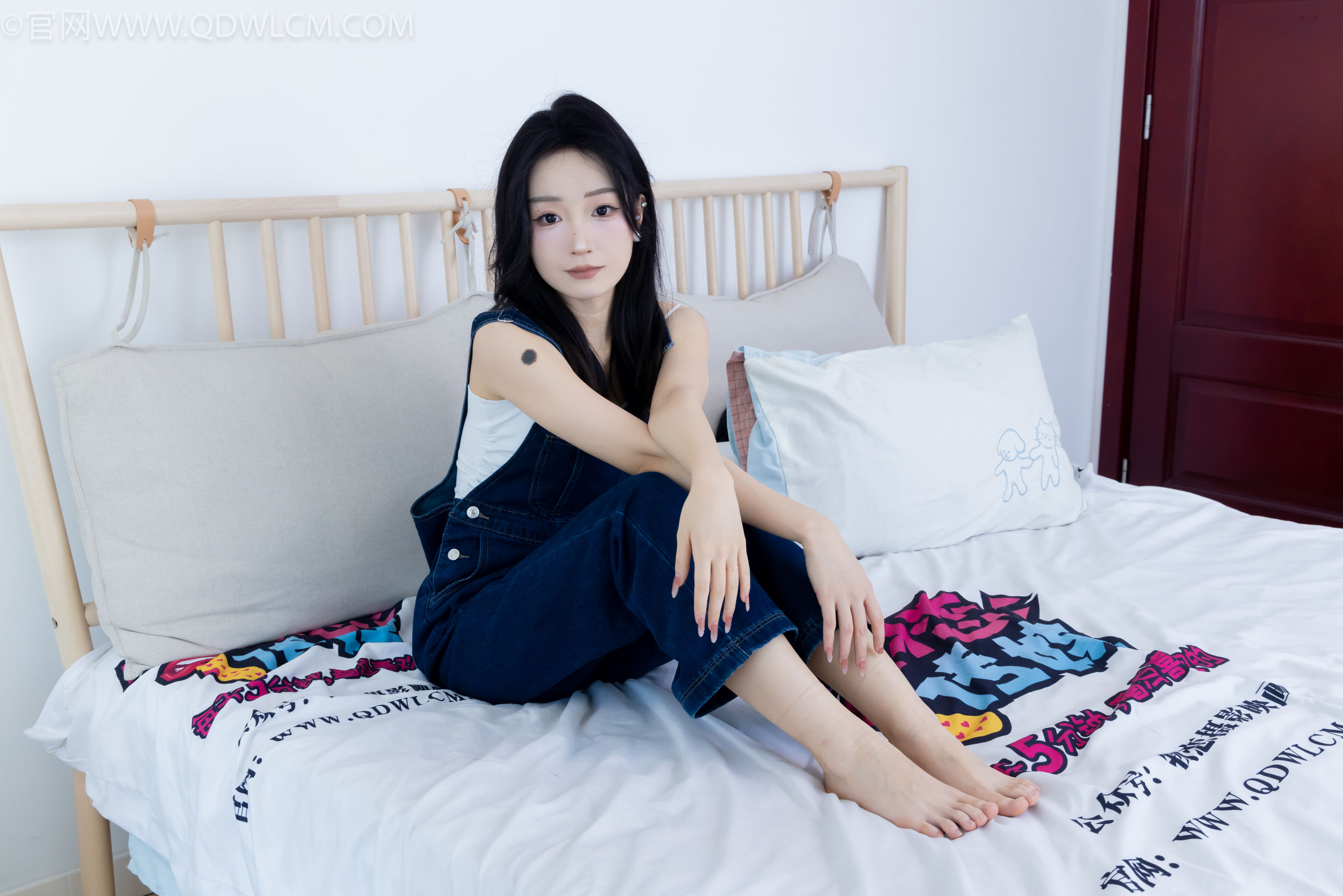 正妹嘟嘟牛仔背带裤居家女友视角写真