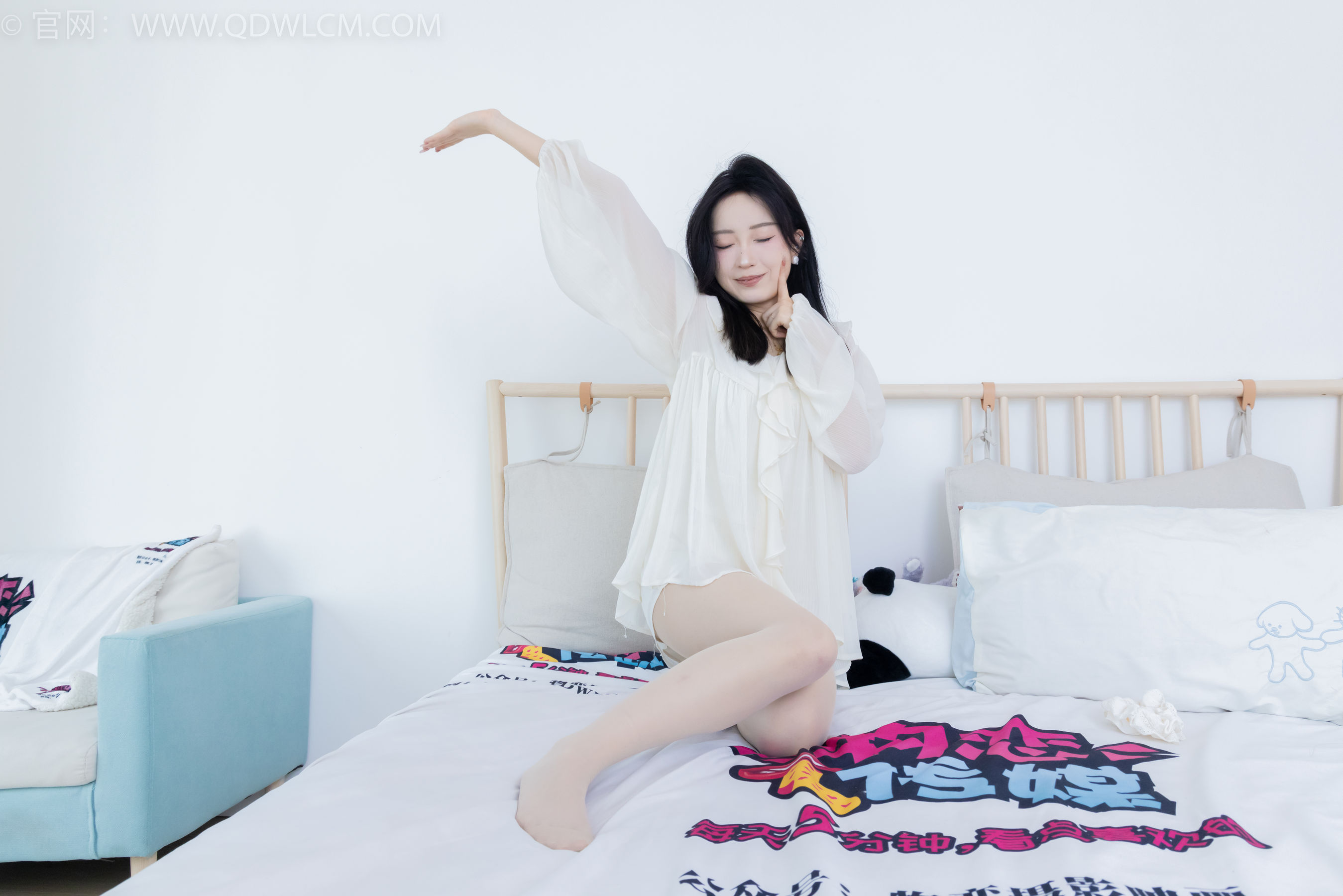 正妹嘟嘟白色蕾丝短裙肉丝美腿居家写真