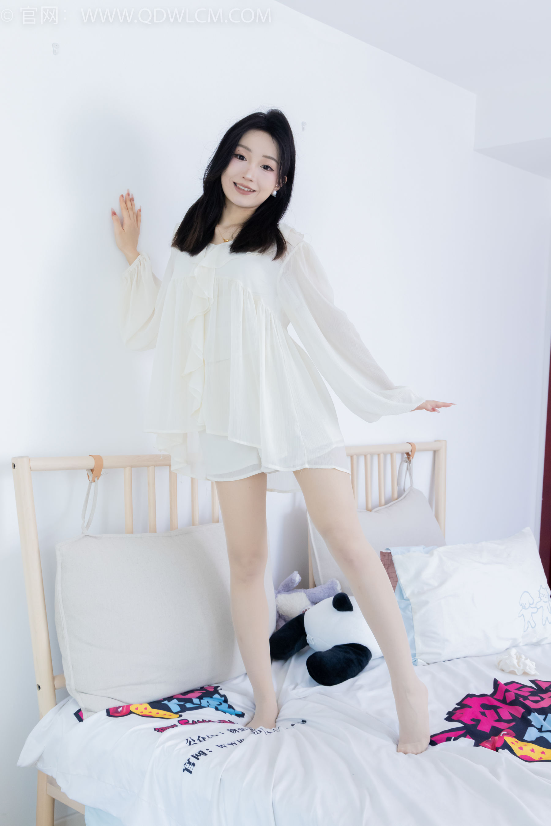 正妹嘟嘟白色蕾丝短裙肉丝美腿居家写真