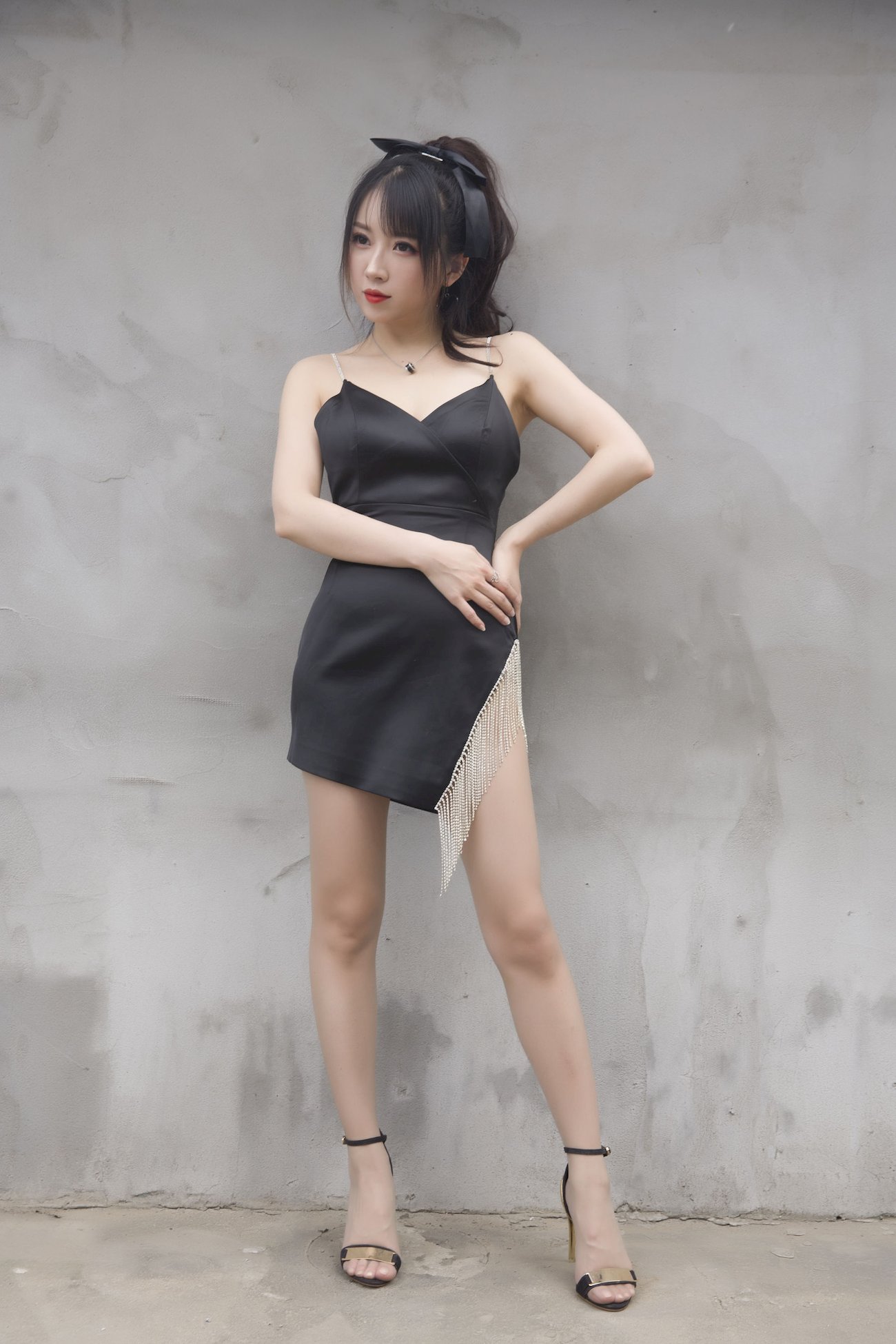 斗鱼主播小女巫露娜黑色流苏搭配黑丝美腿COS福利-御萝部落