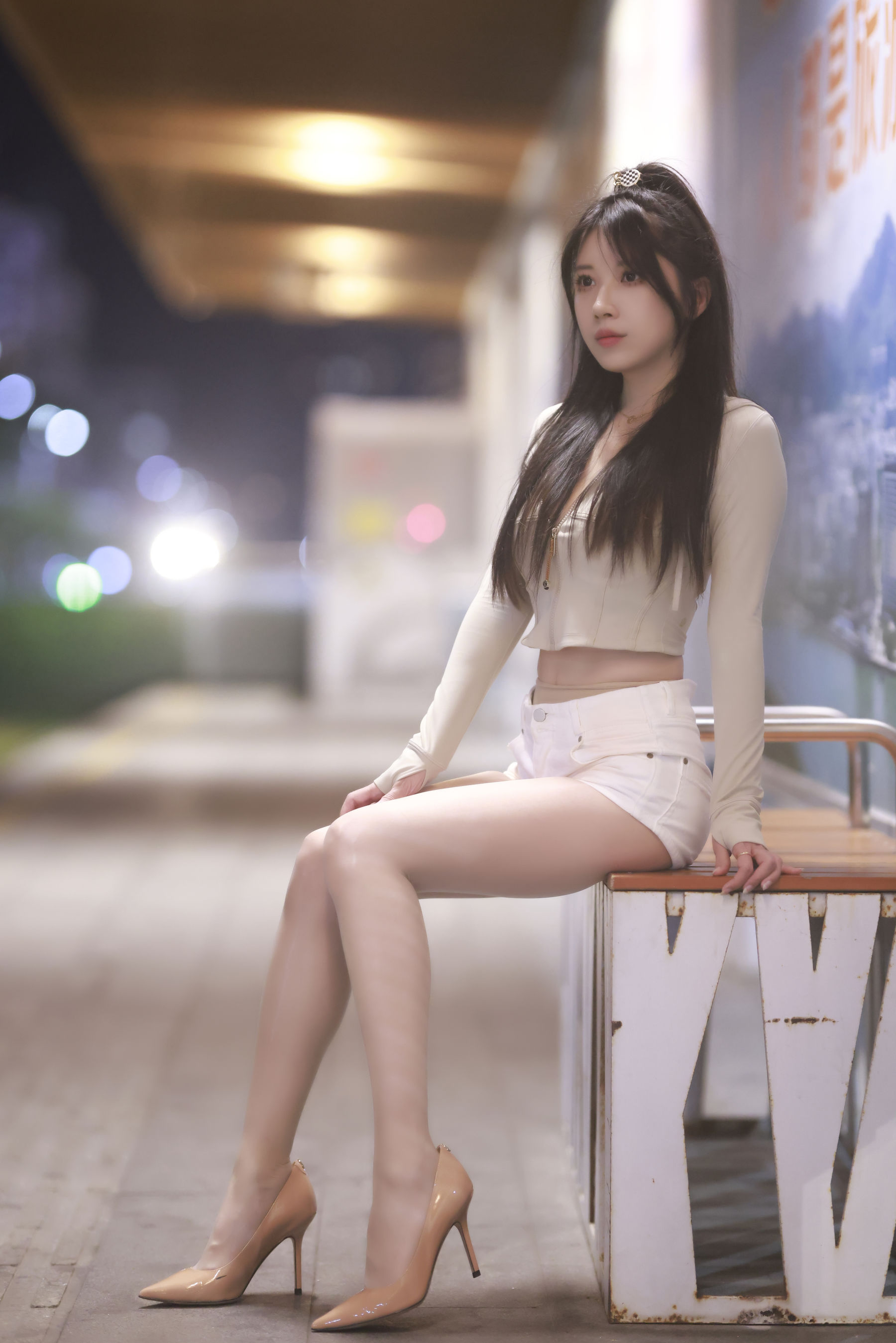 小女巫露娜白色短裤肉丝微露小蛮腰街拍