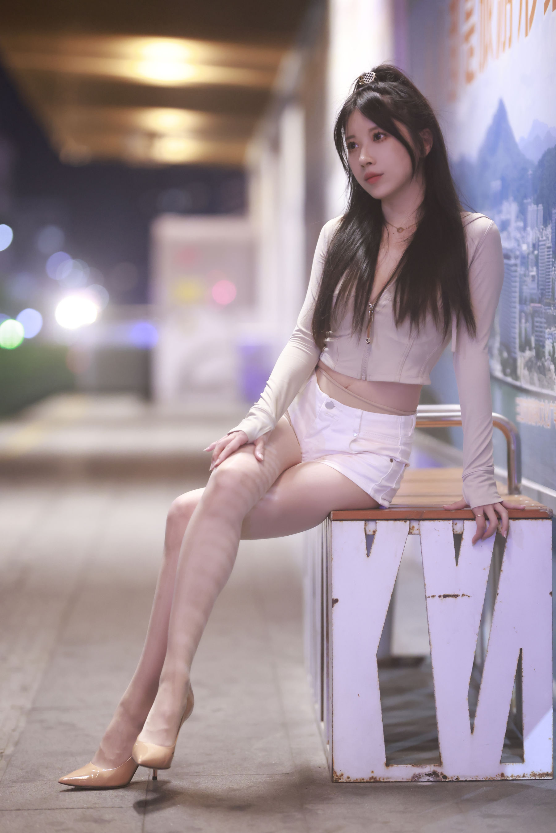 小女巫露娜白色短裤肉丝微露小蛮腰街拍