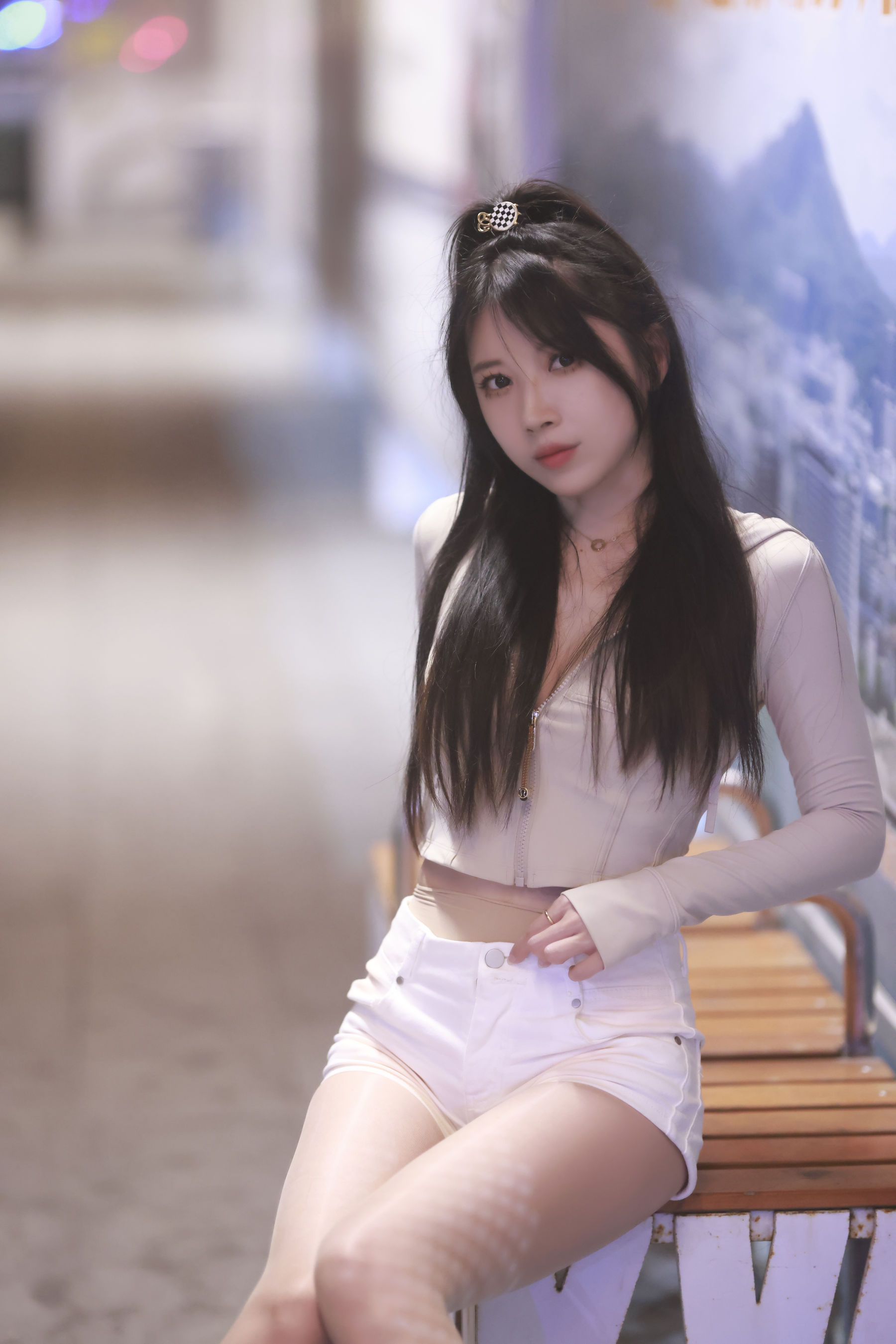 小女巫露娜白色短裤肉丝微露小蛮腰街拍