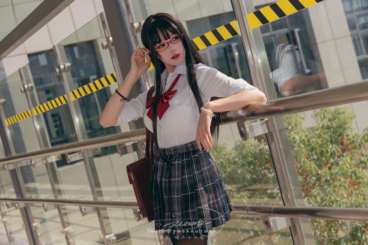 邻家小妹咬一口兔娘黑丝格子裙JK制服电车场景美图-御萝部落