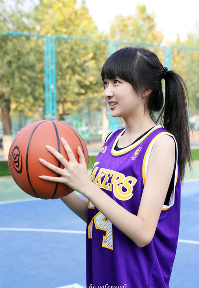 阳光少女身着科比战衣-御萝部落